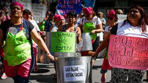 Una protesta en Buenos Aires frente a la residencia de Javier Milei.