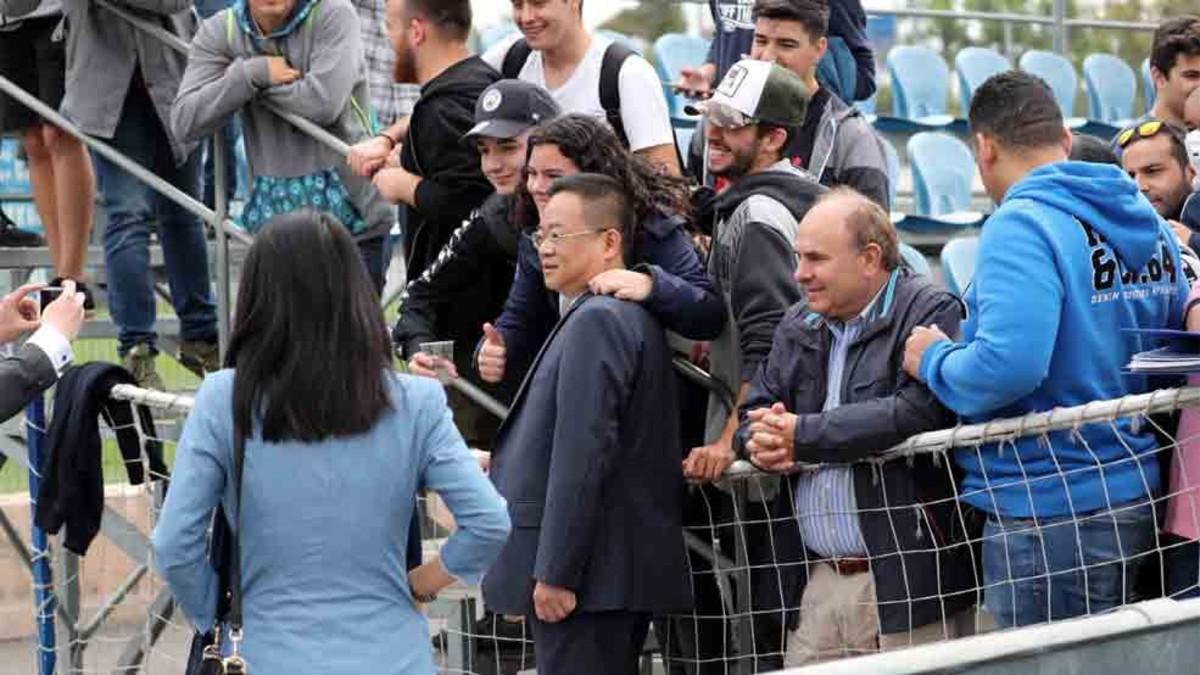 Los aficionados del Espanyol se han fotografiado con el presidente