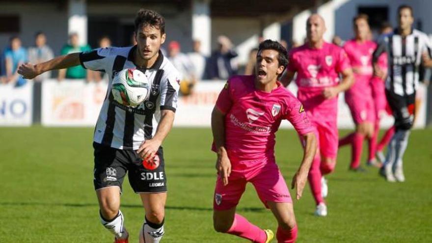 Espina controla un balón ante un defensa del Compostela.