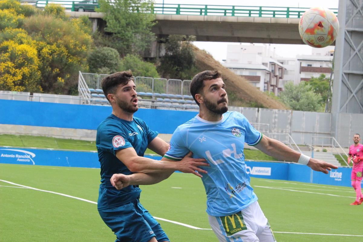 Lance del partido entre el Ciudad de Lucena y el Córdoba CF B en la ida de semifinales del 'play off' de ascenso a Segunda RFEF.