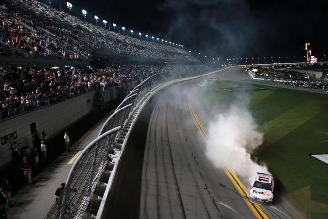 Denny Hamlin, conductor del #11 FedEx Express Toyota, celebra su victoria en la Monster Energy NASCAR Cup Series 61st Annual Daytona 500 en el Daytona International Speedway en Daytona Beach, Florida.