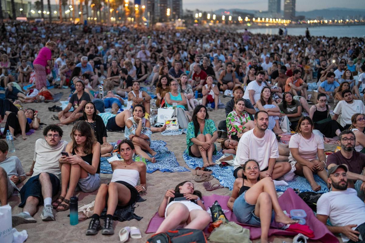 Gran Gala de Ópera de Clàssica a la Platja desde la playa de Sant Sebastià durante el concierto gratuito del Gran Teatre del Liceu