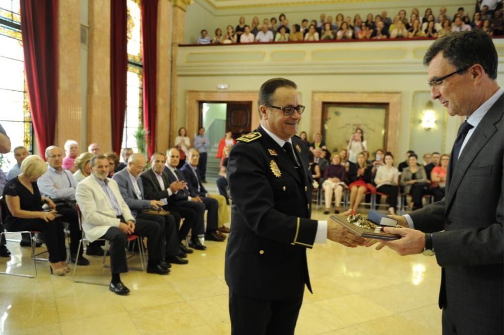 Homenaje a los 39 funcionarios municipales que se jubilan durante este 2016