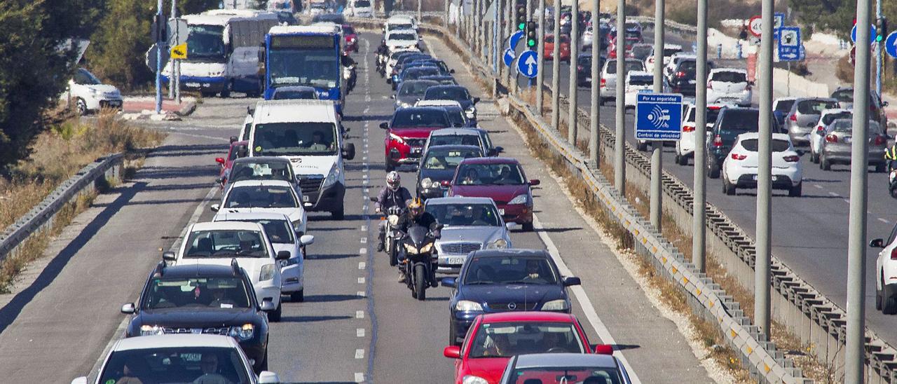 Vehículos circulan por la avenida de Dénia de Alicante, en una imagen de antes de la pandemia. |