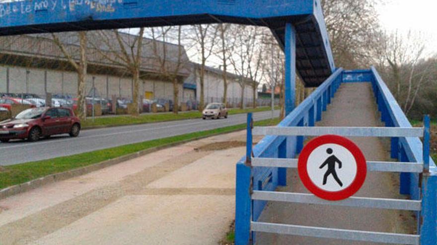 Una señal prohíbe el acceso al paso peatonal del INEF. / M.V.