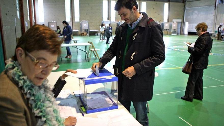 El candidato del PSOE Nicolás González Casares vota el domingo en el pabellón de Lalín.
