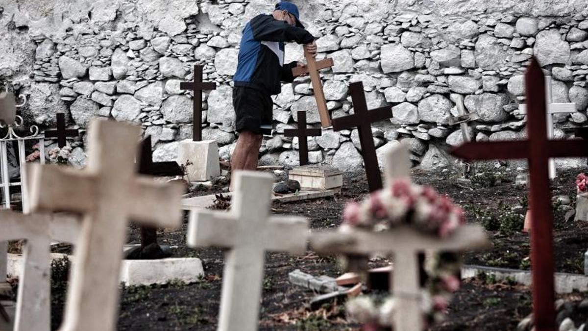 Reposición de cruces en el cementerio de San Andrés, en Santa Cruz de Tenerife.