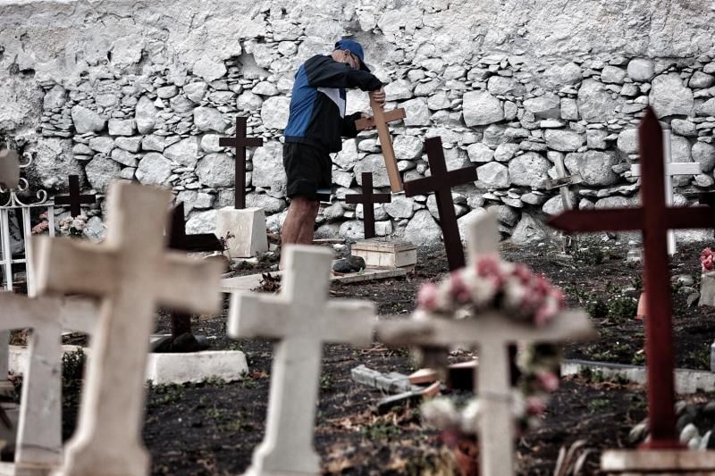 Reposición de cruces en el cementerio de San Andrés, en Santa Cruz de Tenerife.