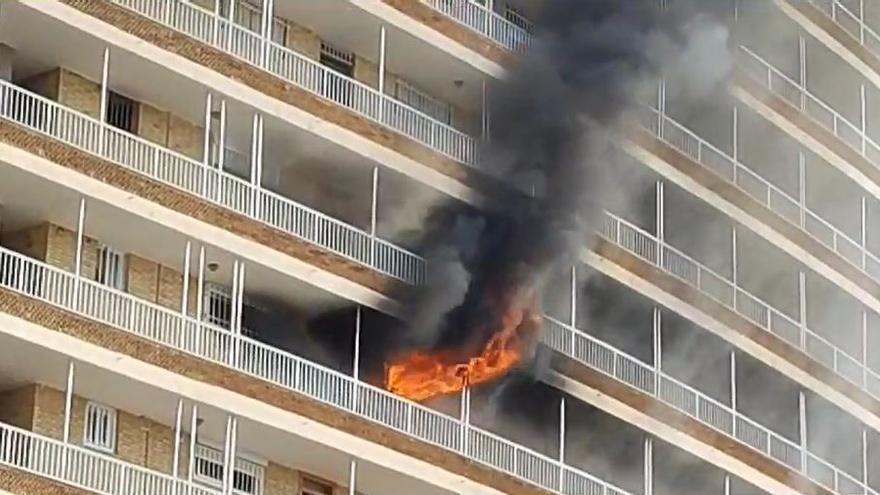 Aparatoso incendio en la urbanización Club del Mar de la playa de San Juan de Alicante