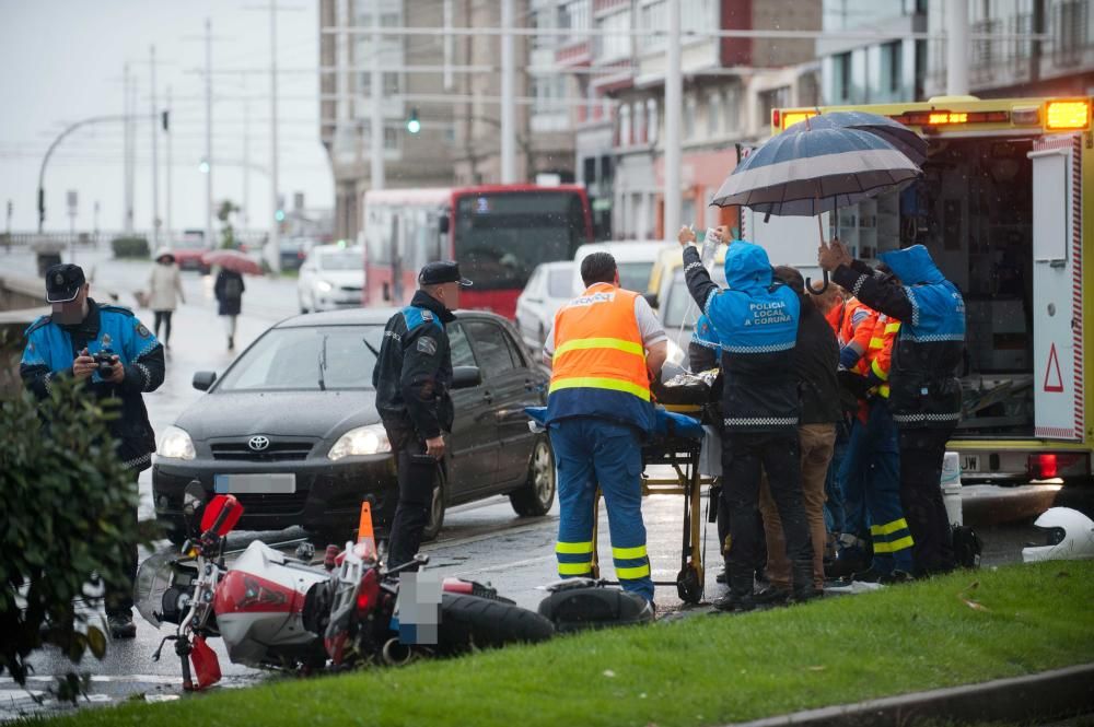 Herido grave un motorista en una salida de vía en el paseo marítimo