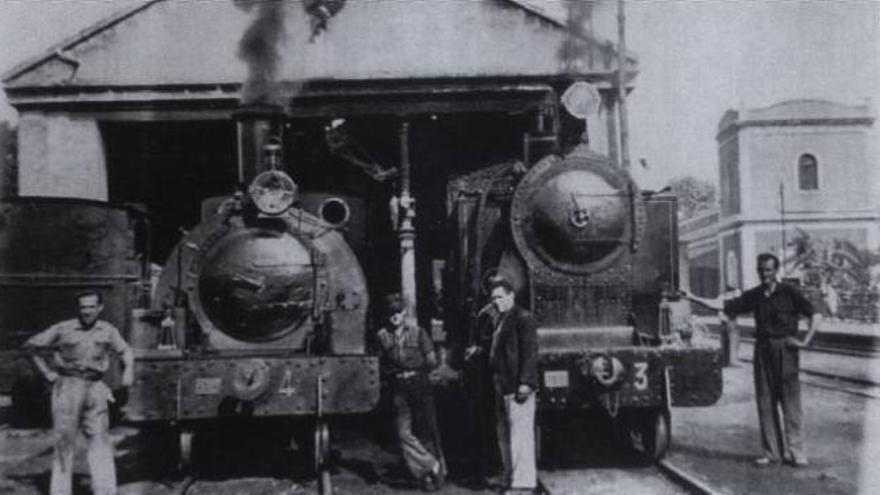 Dos locomotoras de vapor en la antigua estación del «trenet» de Carcaixent.