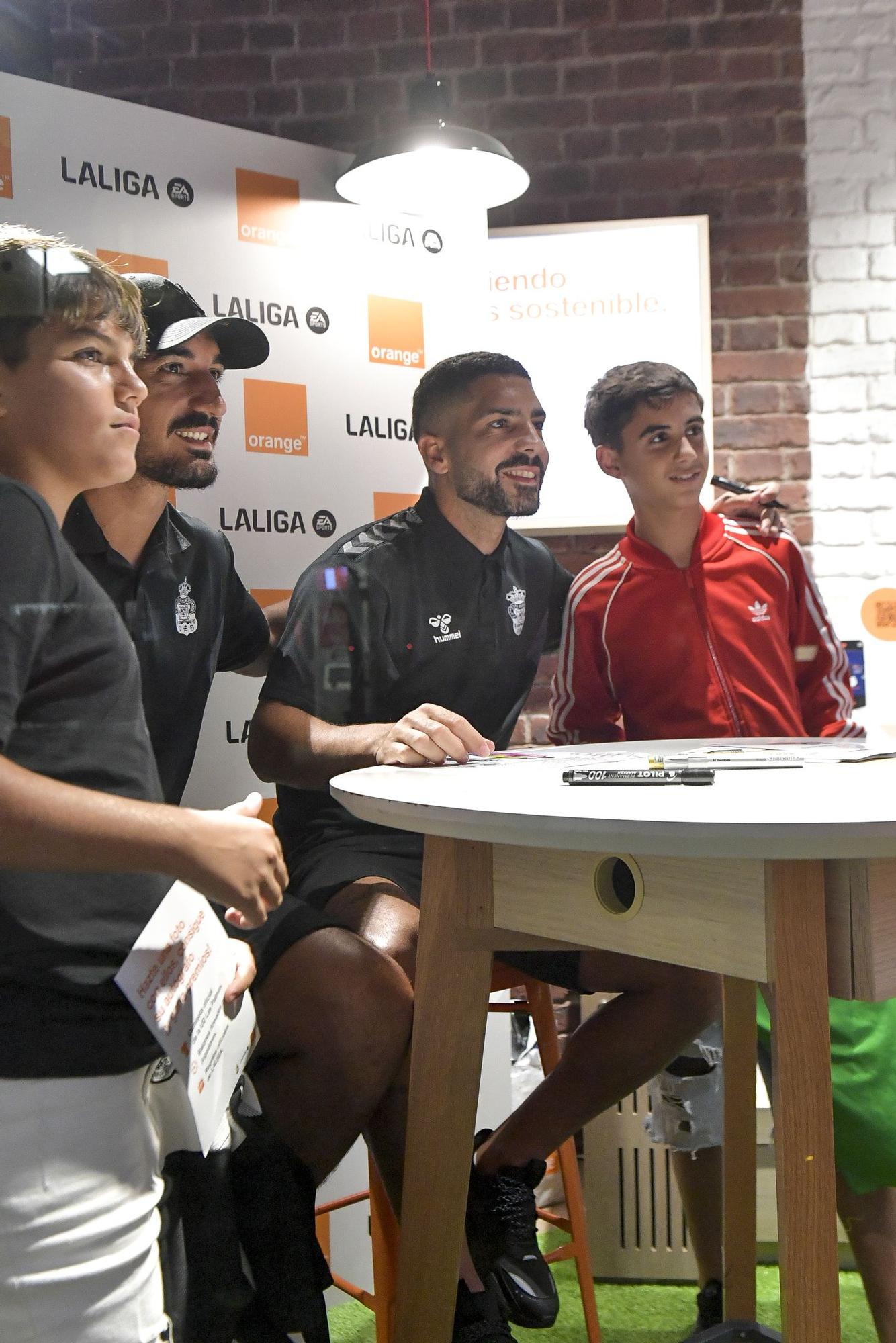 Álex Suárez y Álvaro Valles atienden a los aficionados en la Tienda Orange de la calle Galicia