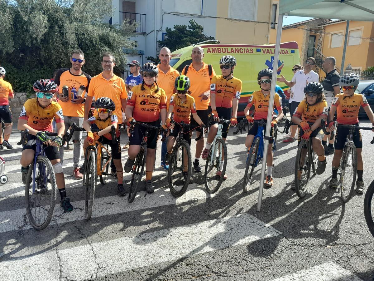 Ciclistas de la escuela La Forca de Aiacor en el trofeo de la localidad.