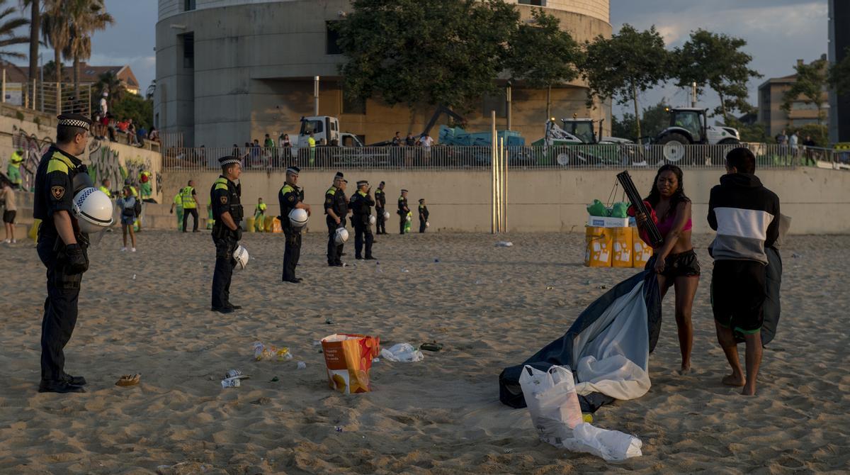 Desalojo y  limpieza de la playa de Nova Icaria tras la verbena de Sant Joan