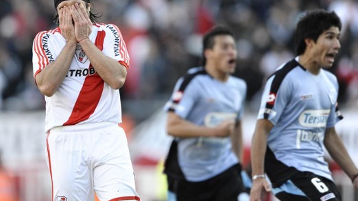 Desconsuelo de un jugador de River tras fallar una jugada de gol.