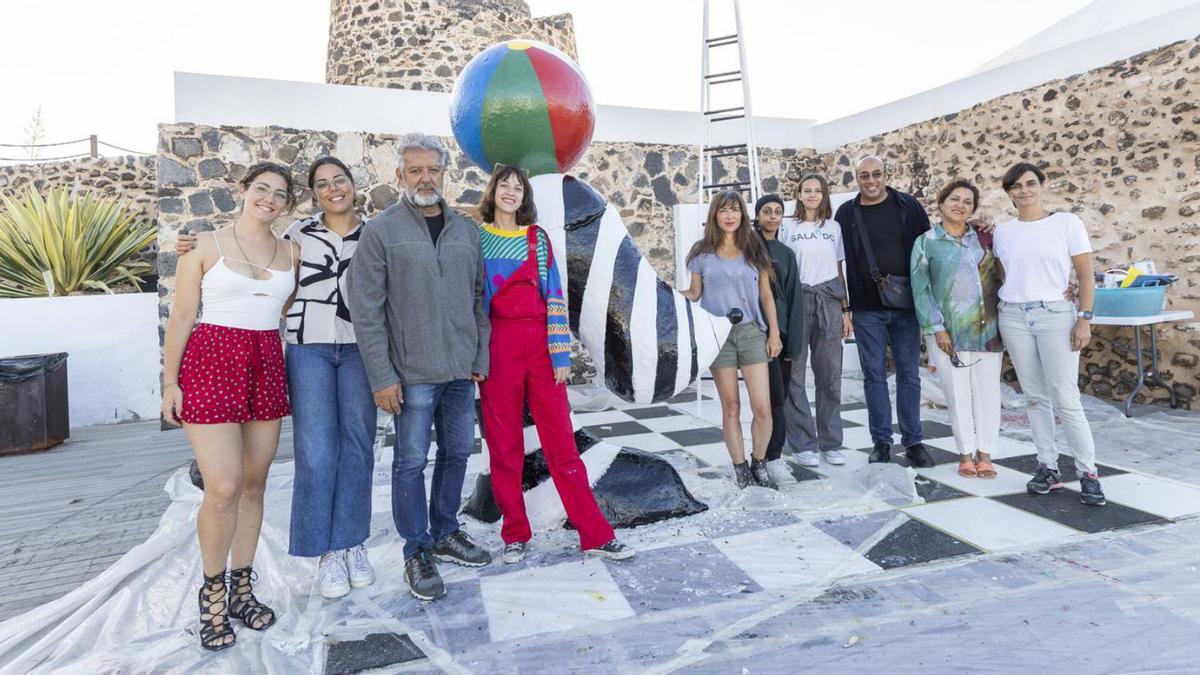 Artistas participantes en el Simposio de Esculturas de la capital, junto a las estudiantes de arte. | | LP/DLP