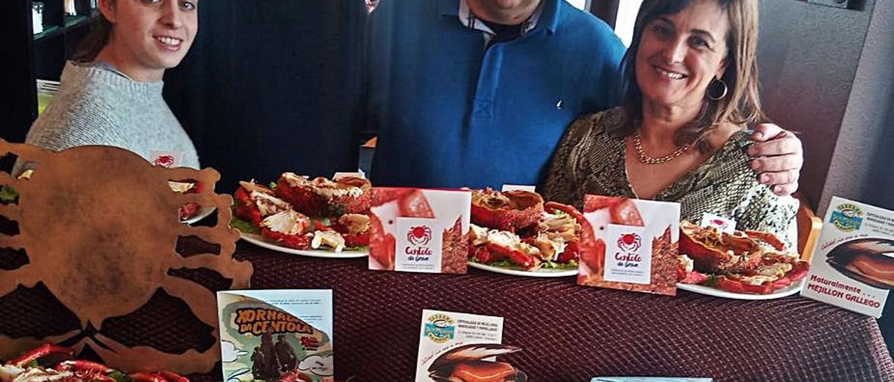 Pablo Agrelo (2º izqda.), con su familia en el Don Mexilón.  | // CEDIDA