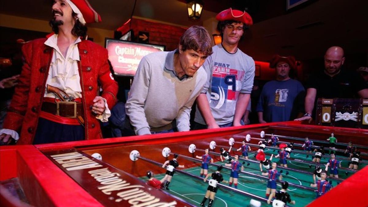 Julio Salinas disputa una partida de futbolín en el bar The George Payne.