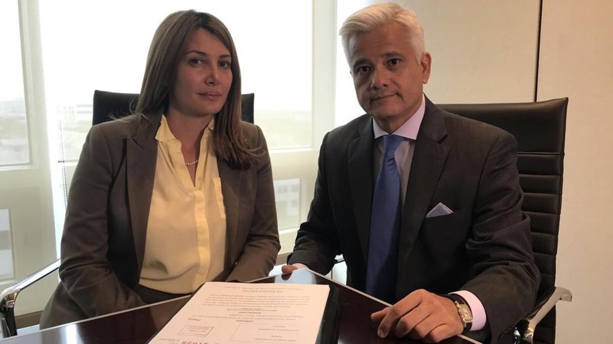 Los abogados que tramitan la demanda en Miami, Marcella Roukas y Fernando Bobadilla.