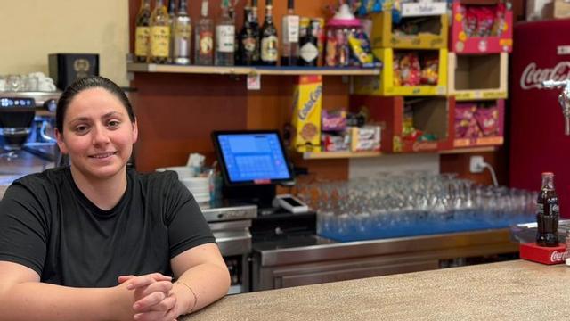 Raquel Ratia, de 26 años, es la propietaria de un pequeño bar en Alpartir. | S.E.