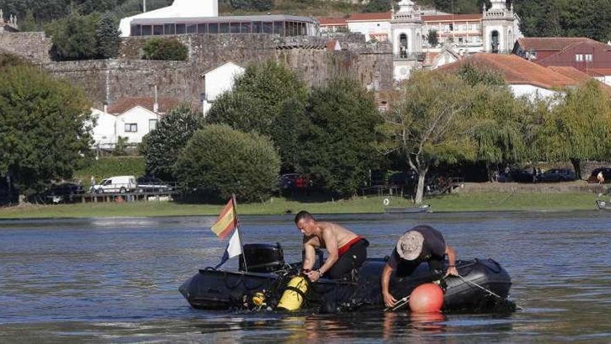 Parte del equipo de rescate, durante las labores de rastreo. // Ricardo Grobas