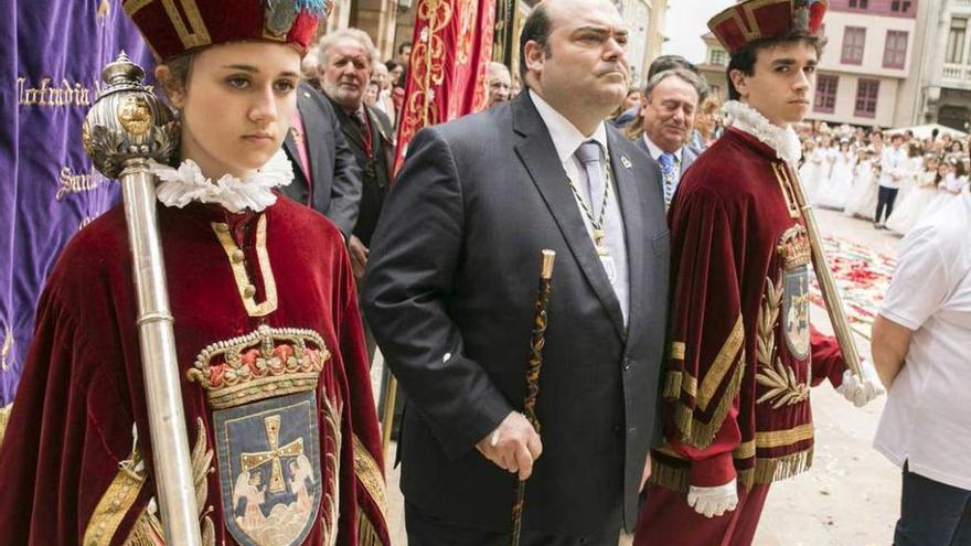 Procesión entre mazas. El alcalde en funciones, Agustín Iglesias Caunedo, ayer, entre dos jóvenes maceros del Ayuntamiento, durante la procesión del Corpus Christi.