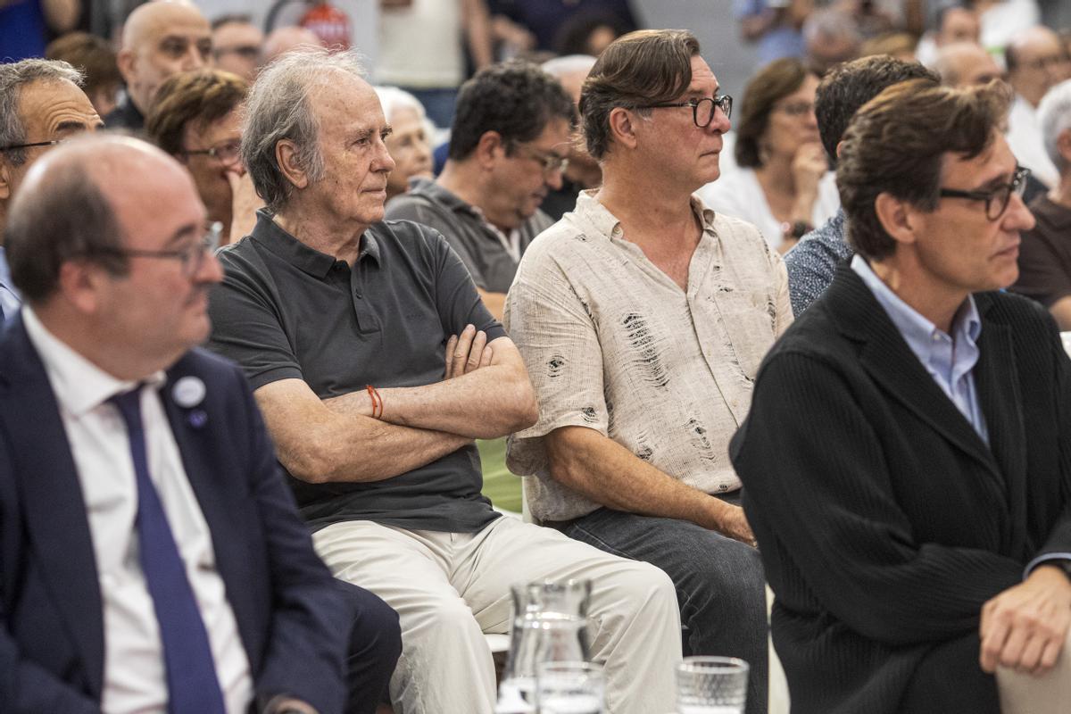 Miquel Iceta, Joan Manuel Serrat, Àlex Casanovas y Salvador Illa, en el acto del PSC.