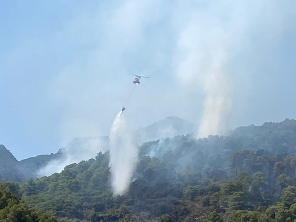 Medios aéreos trabajando en el incendio de la Sierra de Mijas este domingo.