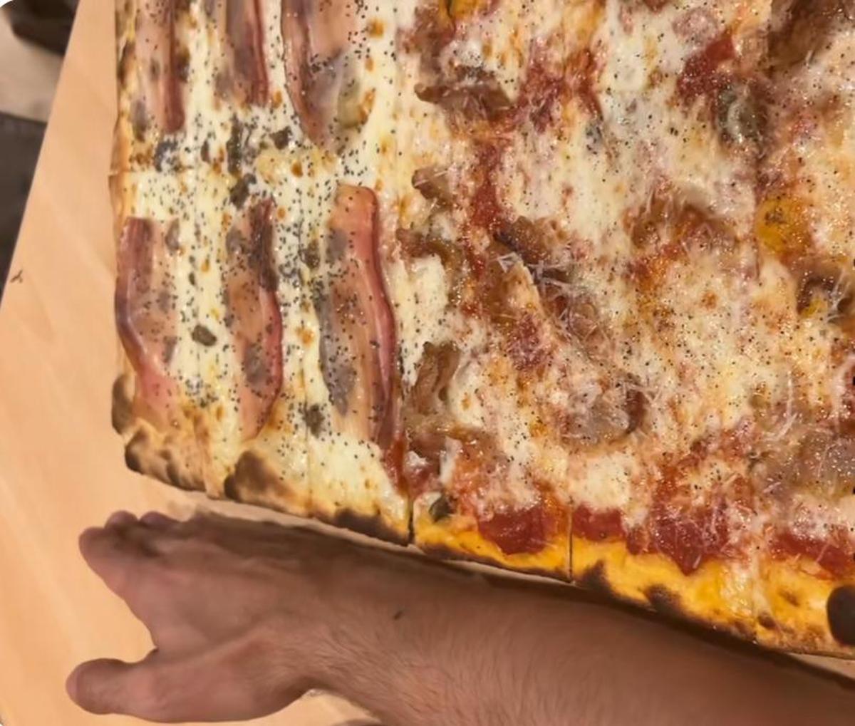Una de las pizzas XXL del restaurante santiagués