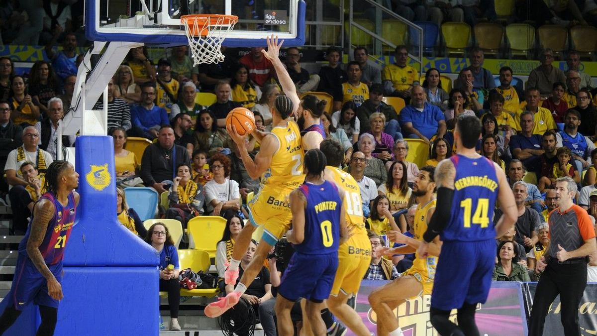 Wong intenta anotar ante Shengelia.