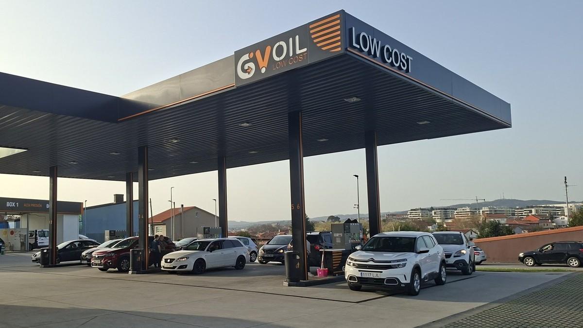 Muchos conductores se apresuran a repostar en Santiago en previsión de que el precio de la gasolina siga aumentando los próximos días