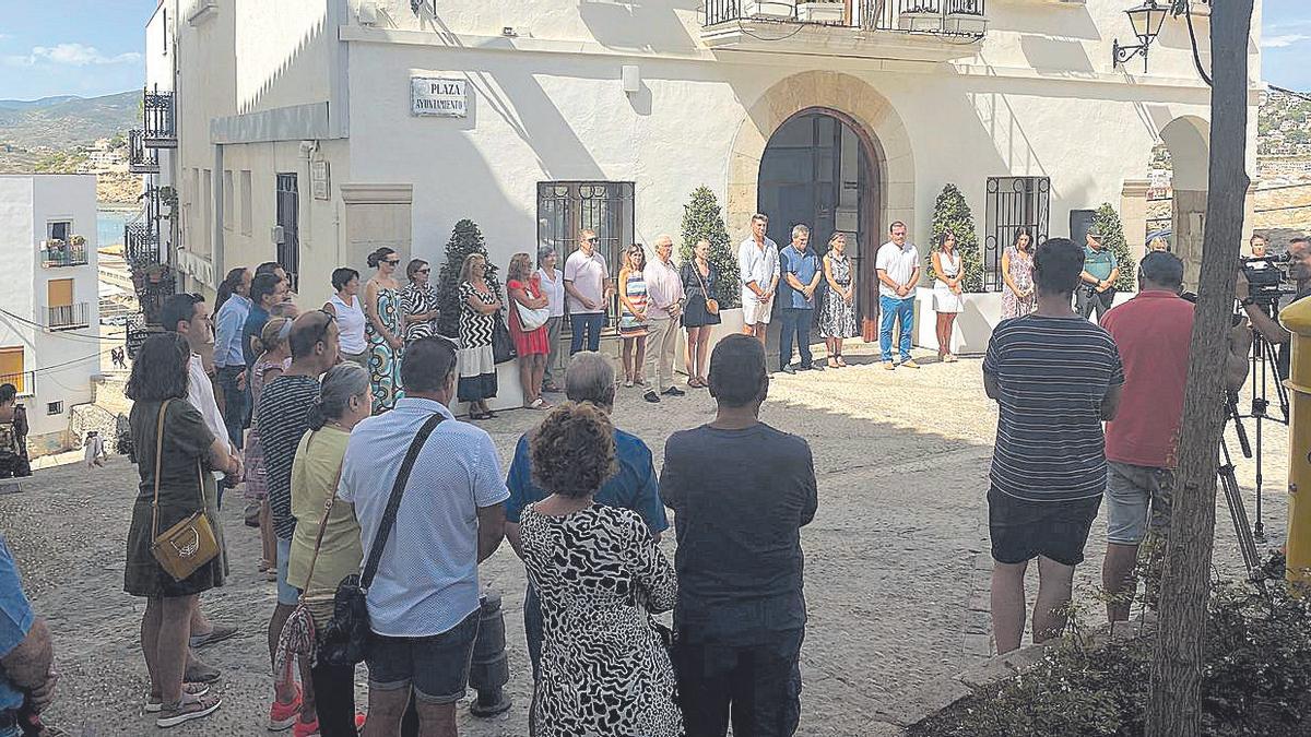 Vecinos afectados por el derrumbe, autoridades municipales, fuerzas de seguridad y residentes en Peñíscola, en el acto de homenaje por las víctimas.
