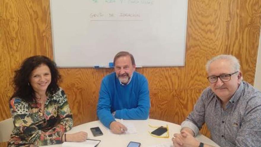La primera reunión de trabajo tuvo lugar con el catedrático Emilio Gil. | SERVICIO ESPECIAL