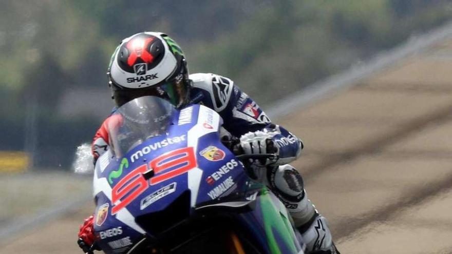 Jorge Lorenzo, durante la carrera ayer en Le Mans. // Eddy Lemaistre