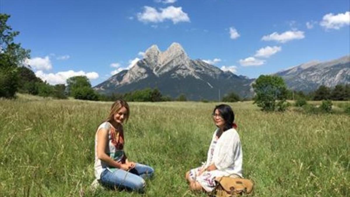 Ivana Miño, con la indonesia Putri Anindiya, con el Pedraforca al fondo, en 'Catalunya experience'.