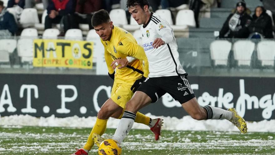 Juanjo Narváez, en una acción del choque frente al Burgos. | LOF