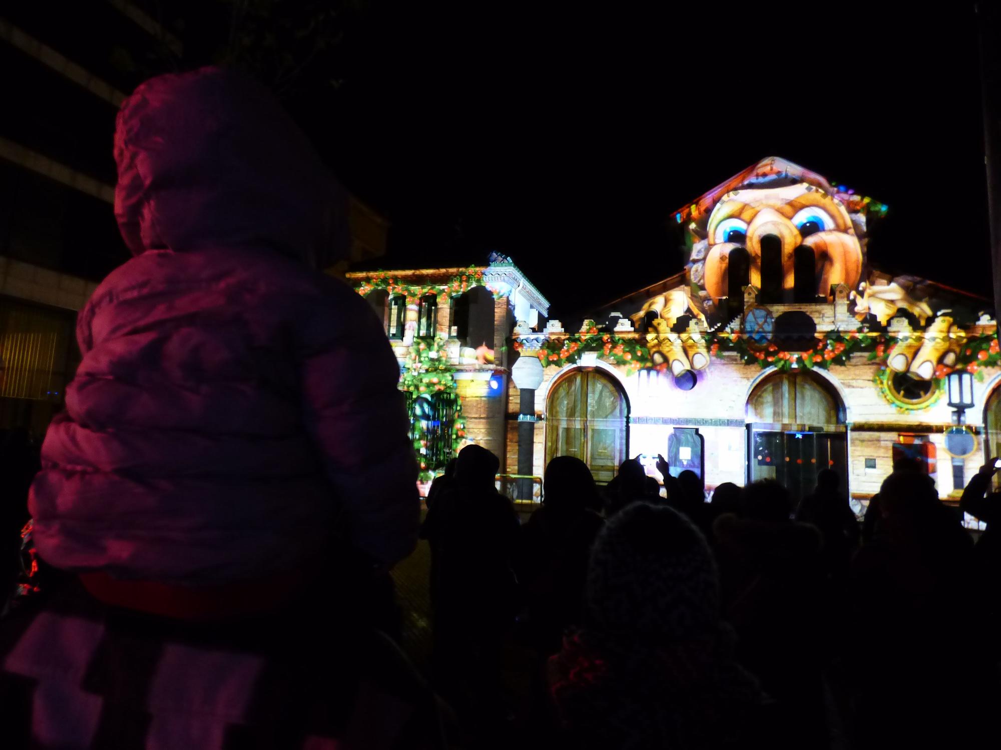 Figueres gaudeix del Nadal amb els «màppings» de la plaça de l'Escorxador