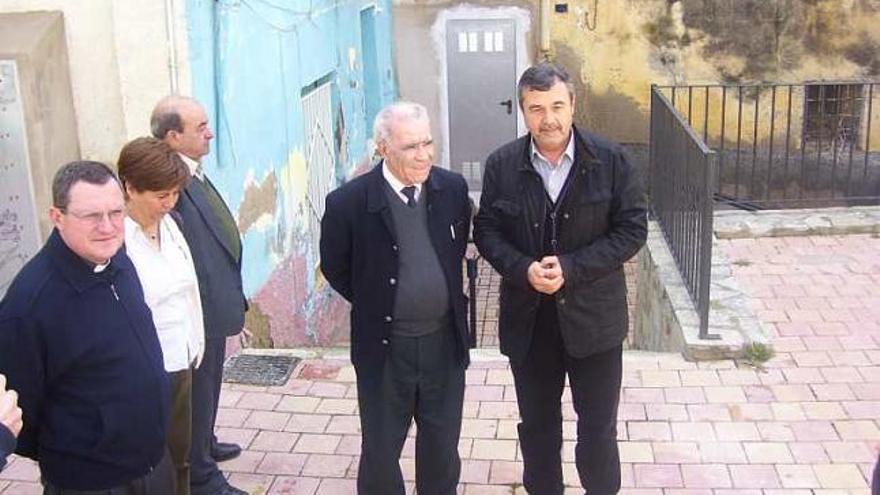 El alcalde y responsables de Cáritas frente a la casa.