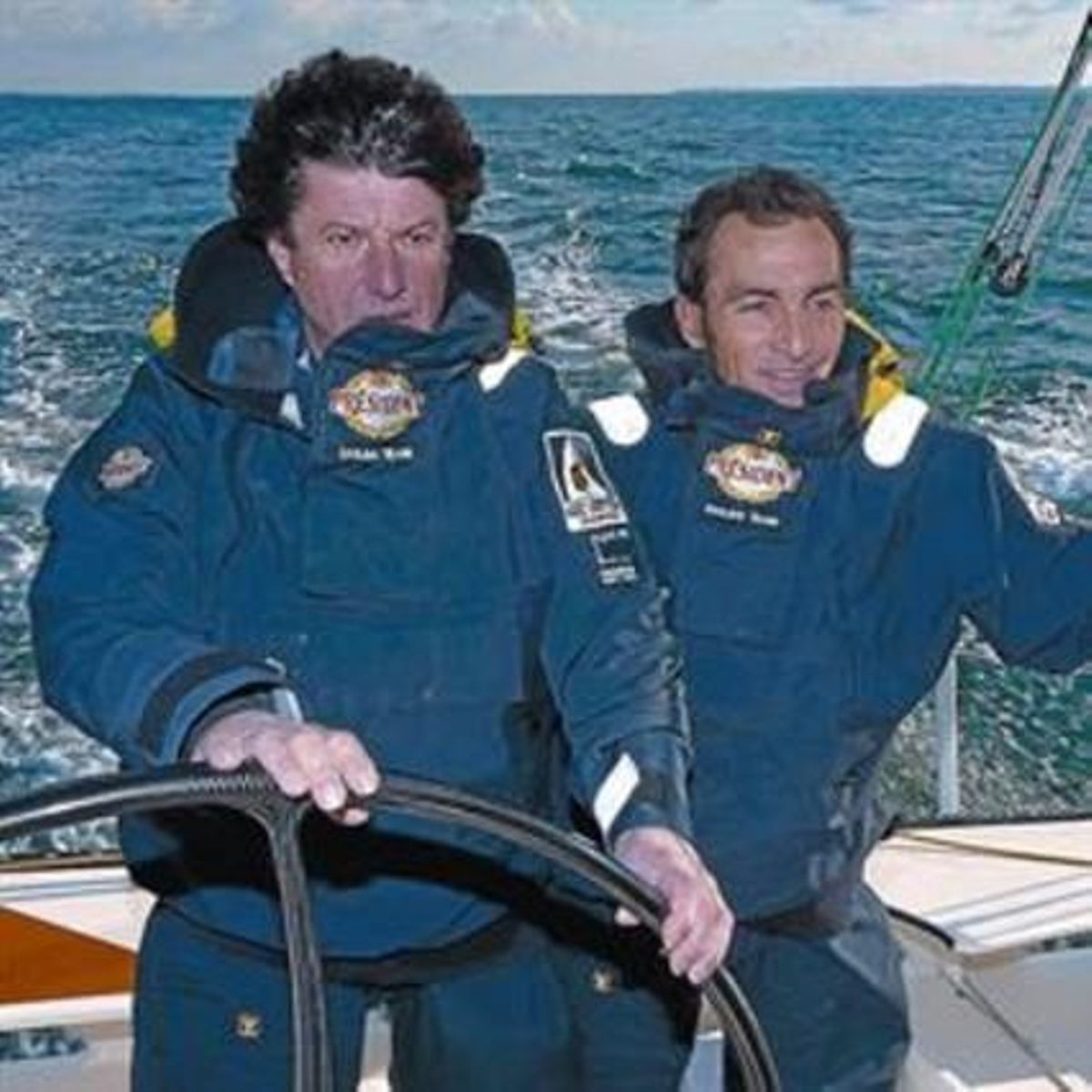 Passió pel mar 8 Jaume Mumbrú i Cali Sanmartí (esquerra) es recolzen a la vela del seu vaixell, el We Are Water. A dalt, el català Àlex Pella (esquerra) i l’alacantí Pepe Ribes, de l’Estrella Damm. I a sota, el barceloní Bruno García (dreta), amb el francès Jean Le Cam al President. Passió pel mar 8 Jaume Mumbrú i Cali Sanmartí (esquerra) es recolzen a la vela del seu vaixell, el We Are Water. A dalt, el català Àlex Pella (esquerra) i l’alacantí Pepe Ribes, de l’Estrella Damm. I a sota, el barceloní Bruno García (dreta), amb el francès Jean Le Cam al President.