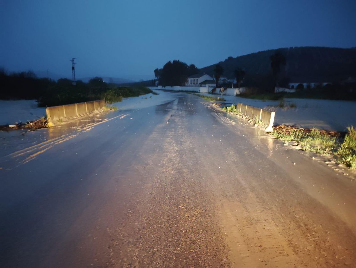 Dos carreteras cortadas por desbordamientos en la provincia de Córdoba