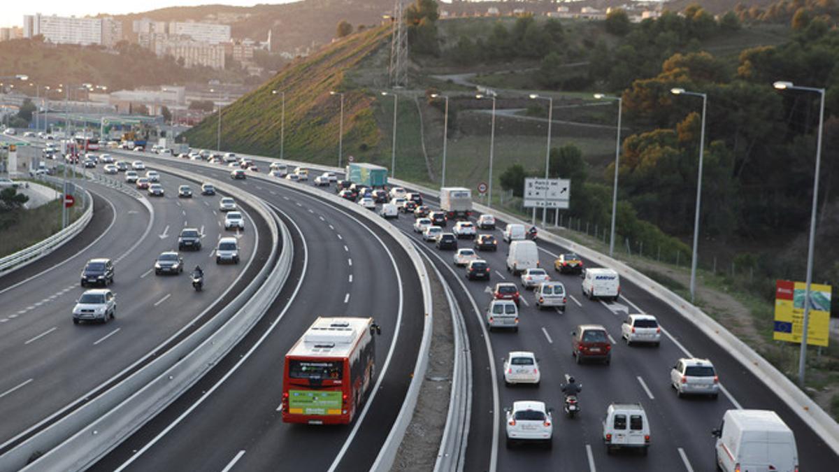 Un autobús circula solo por el carril VAO de la C-58, este lunes, en el primer día de funcionamiento del vial.