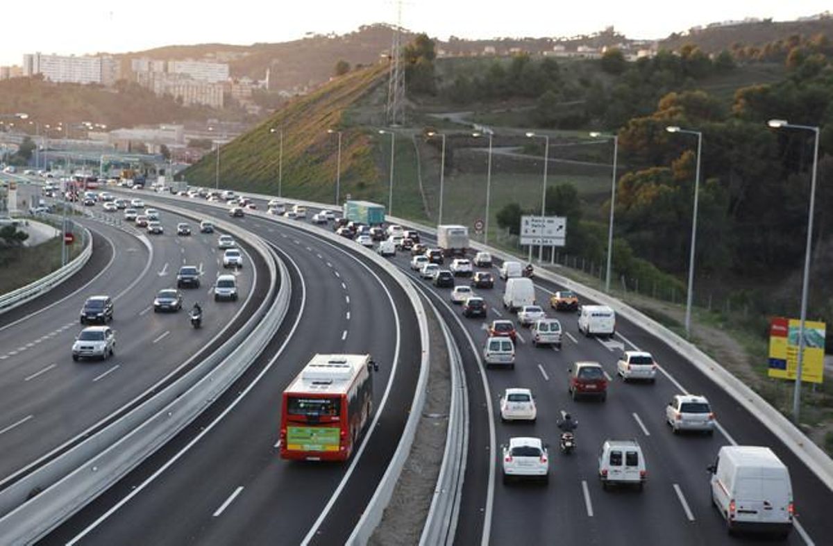 Un autobús circula sol pel carril VAO de la C-58, aquest dilluns, el primer dia de funcionament del vial.