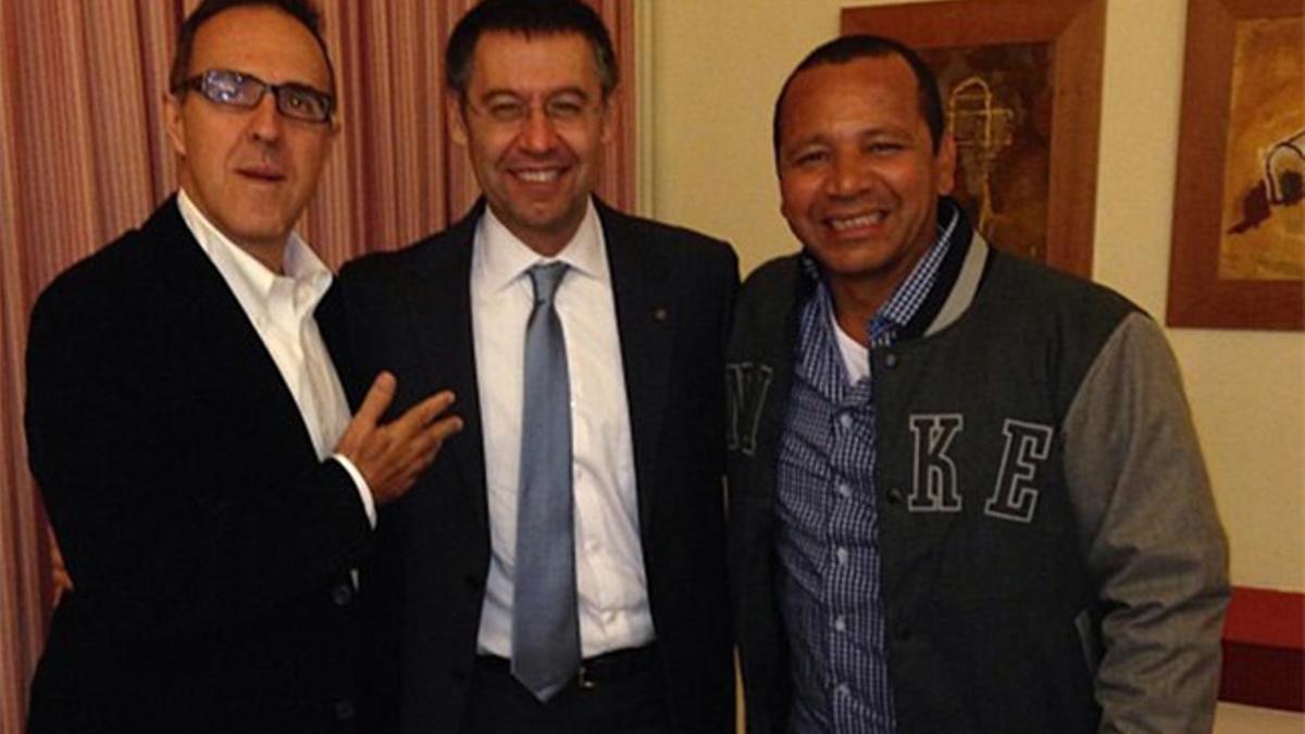 Bartomeu junto al padre y al representante de Neymar