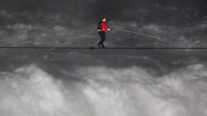 El funambulista Nik Wallenda cruza las cataratas del Niágara