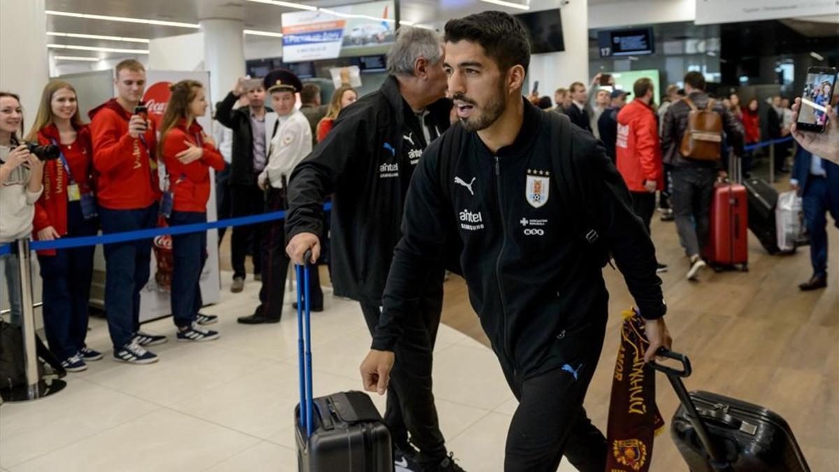 Luis Suárez y la expedición uruguaya llegan a su cita internacional