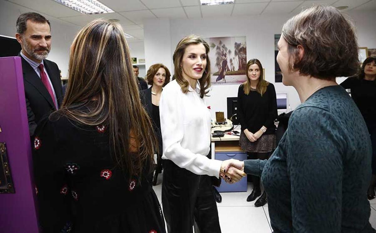 Los Reyes saludan a Ester Aguado y Carmen Melgar en la redacción de Woman