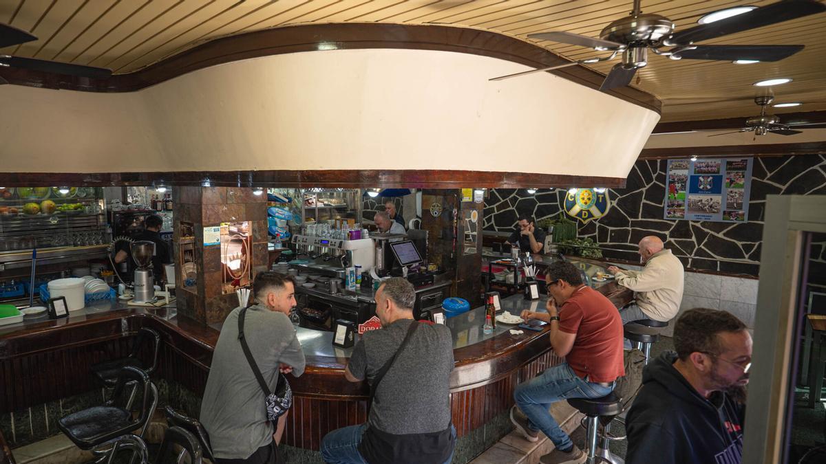 Varias personas en la barra de un bar de la capital chicharrera