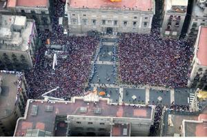 La plaça de Sant Jaume, plena a vessar per celebrar la primera Champions. Ciutadans de Catalunya, ja la tenim aquí, va proclamar Pep Guardiola.