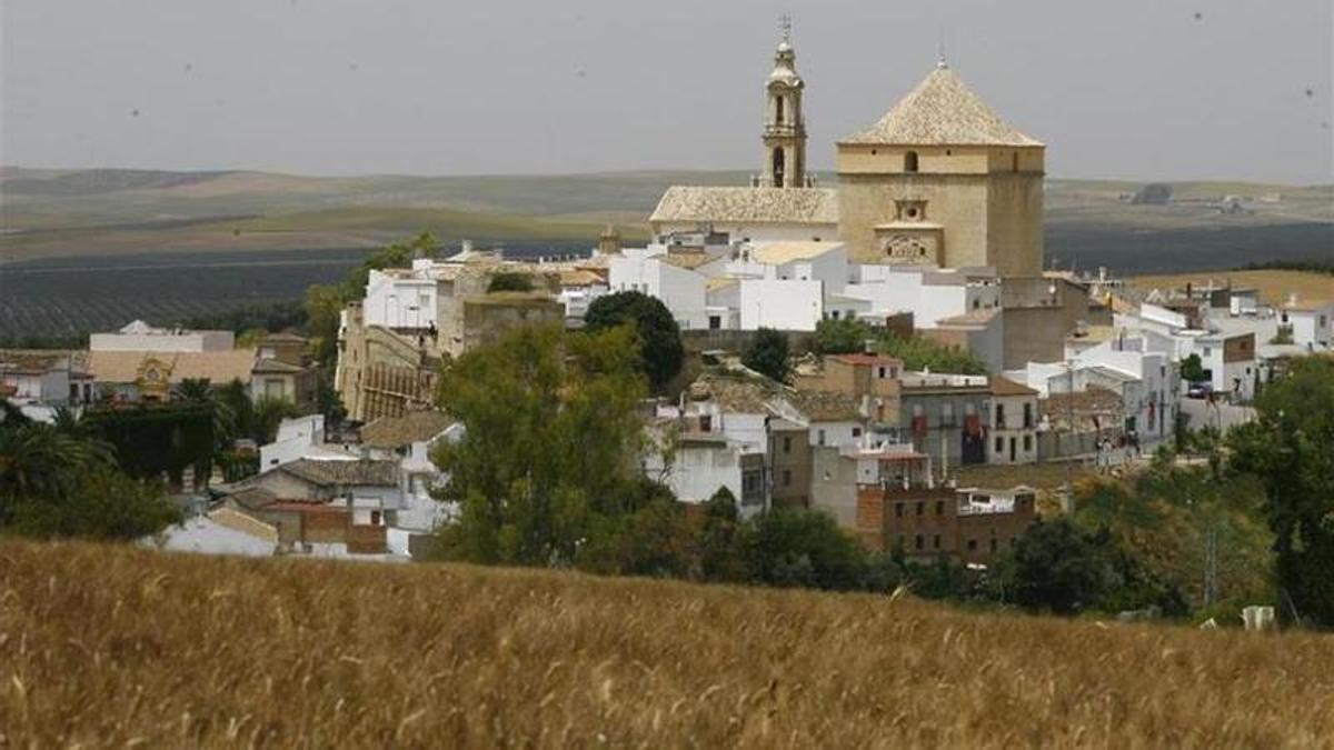 Vista de Santaella con la iglesia de la Asunción dominando el paisaje.
