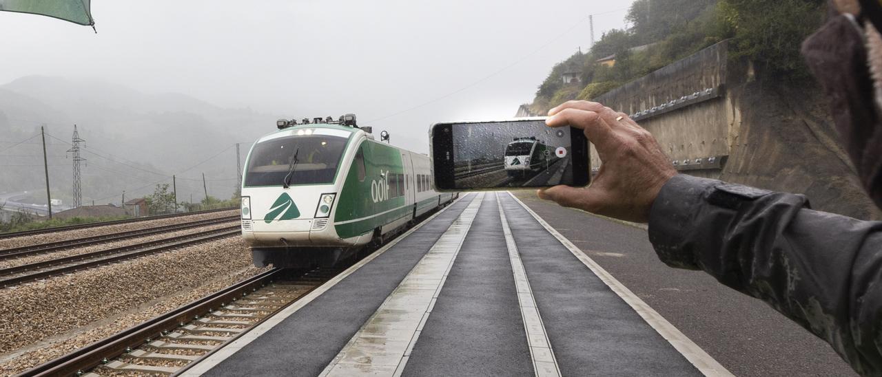 Así fue el primer viaje en tren por la Variante de Pajares: Mercedes García, la primera maquinista en estrenar el túnel